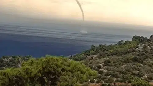 Antalya’da hortum karaya ulaştı: 2 sera zarar gördü