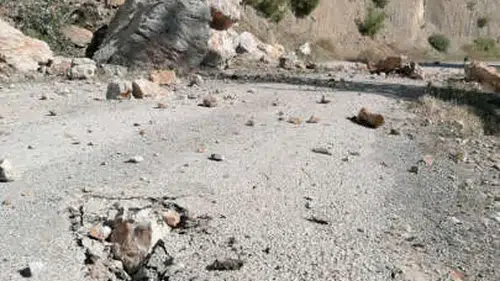 Adana'daki depremlerin ardından dağdan kaya parçaları koptu