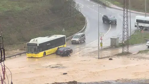 Başakşehir'de dere taştı, trafik durdu