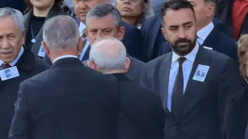 Özgür Özel ve Kemal Kılıçdaroğlu Cenazede Karşılaştı! TBMM'deki Tokalaşma Dikkat Çekti