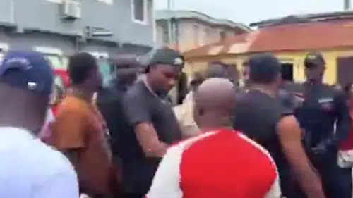 Victor Osimhen, Lagos'ta silahlı korumalar eşliğinde mahallesini ziyaret etti