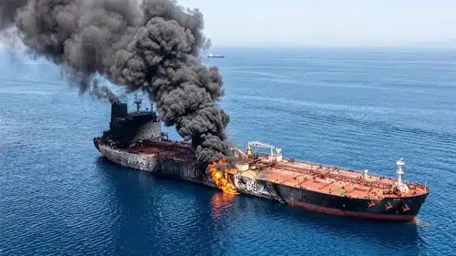 Hürmüz Boğazı'nda gerilim: Bir cismin isabet ettiği tanker hasar gördü