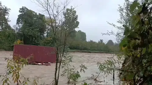 Sakarya'da ahşap evler sele kapıldı: Kanlıçay Deresi taştı