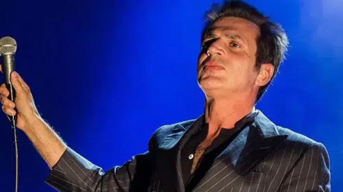 Teoman'ın sahnedeki samimi anları gündem oldu! Kadın sanatçıyla performansı dikkat çekti