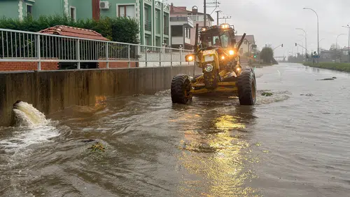 Kocaeli ve Sakarya'da sağanak felaketi! Yollar kapandı, köprü çöktü, evleri su bastı