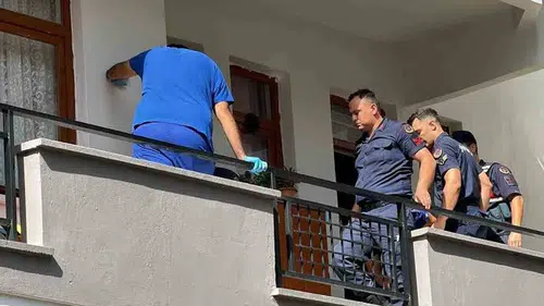Kız kardeşini balkondan attığı iddia edilen kişi intihar etti