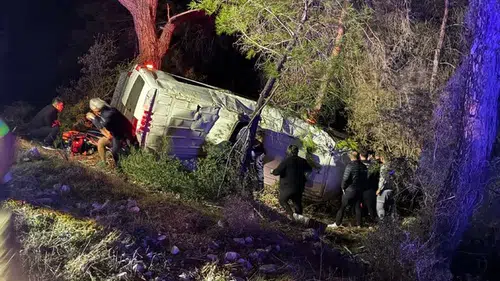 Antalya'da minibüs şarampole devrildi: 15 kişi yaralandı