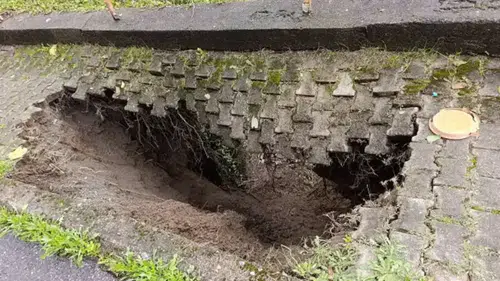 Zonguldak'ta sağanak yağışın ardından kaldırım çöktü