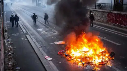 Fransa'da Protestolar Büyüyor! Hükümet Orduyu Devreye Sokuyor, Paris'te Sokağa Çıkma Yasağı