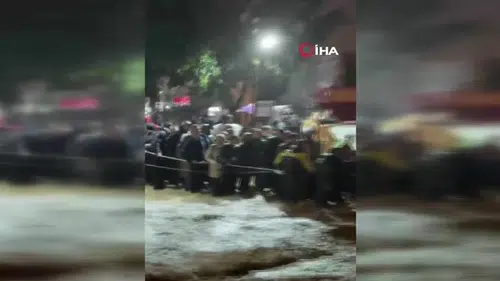 Sarıyer'de dere taştı, suda mahsur kalanlar halatla kurtarıldı