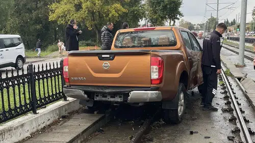 Samsun'da pikap kontrolden çıktı tramvay yoluna girdi