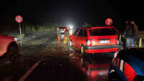 Zonguldak'ta yamaçtan kopan kaya parçaları 2 araca çarptı