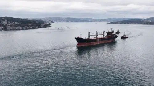 İstanbul Boğazı'nda gemi trafiği durduruldu! İHA saldırısına uğrayan gemi geçti