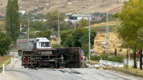 Arı yüklü kamyon kontrolden çıkarak devrildi: 2 kişi yaralandı