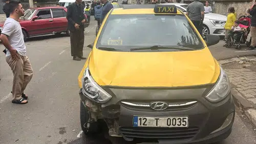 Bingöl'de taksi elektrikli bisiklete çarptı: 2 çocuk hastaneye kaldırıldı