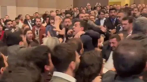İstanbul Barosu seçiminde yumruklu kavga! Açılan bayraklar ve sloganlar gerginliğe neden oldu
