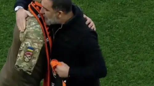 Arda Turan savaşta kolunu kaybeden askere sarılıp forma hediye etti
