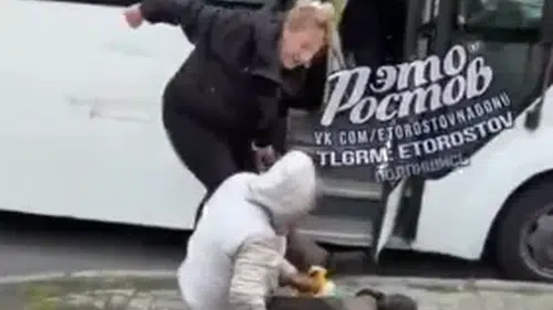 Rusya'da minibüste taciz iddiası! Kadın yolcu adamı darbetti