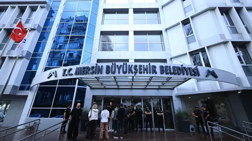 Mersin Büyükşehir Belediye Başkanı Vahap Seçer gözaltına alındı 3 belediyeye yolsuzluk operasyonu