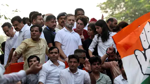 Yeni Delhi'de seçmen listesi Protestosu: 100 kişi gözaltına alındı