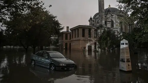 Kağıthane Deresi taştı! Tarihi Sadabad Camii'ni sel bastı