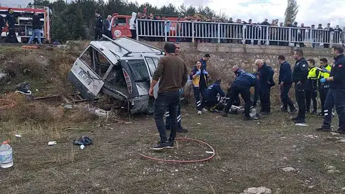 Hafif ticari araç şarampole yuvarlandı: 1 kişi hayatını kaybetti