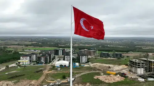 Çerkezköy'de 600 metrekarelik dev Türk bayrağı törenle göndere çekildi