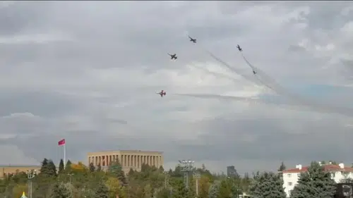 Türk Yıldızları Anıtkabir üzerinde saygı uçuşu yaptı
