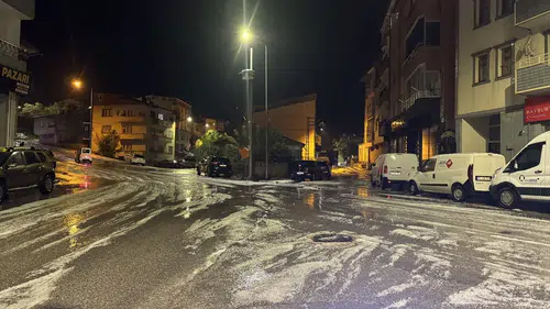 Bayburt'ta sağanak yağışın ardından fındık büyüklüğünde dolu yağdı