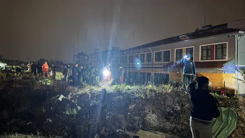 Antalya'da hortum felaketi! Kepez'de 2 konteyner parçalandı