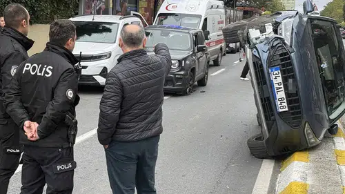 Beylikdüzü'nde iki otomobil çarpıştı: Bir otomobil yan yattı