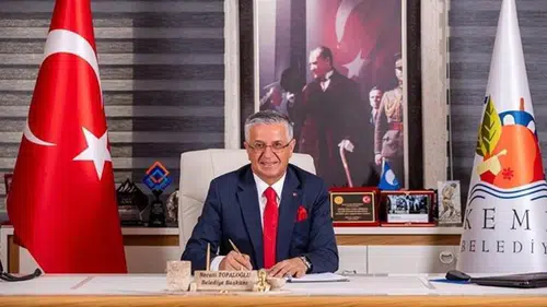 Kemer Belediye Başkanı Topaloğlu ve 8 meclis üyesi CHP'den istifa etti