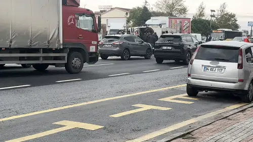 Beylikdüzü E-5'te kamyon devrildi: Sürücü hastaneye kaldırıldı