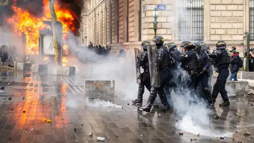 Paris ve Lyon'da sokağa çıkma yasağı uzatıldı: 2 bin 500 kişi gözaltına alındı