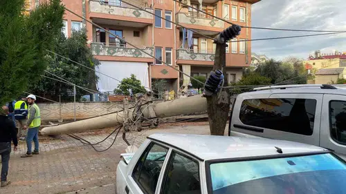 Antalya'da elektrik direği otomobilin üzerine düştü