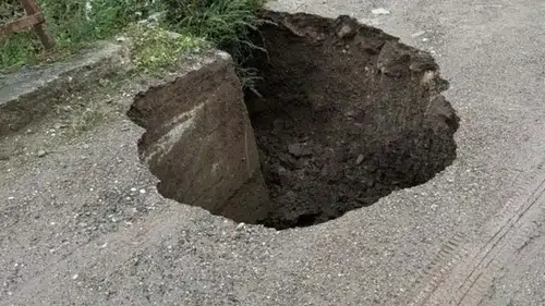 Çanakkale'de sağanak yağış: Yol çöktü, tekneler karaya vurdu