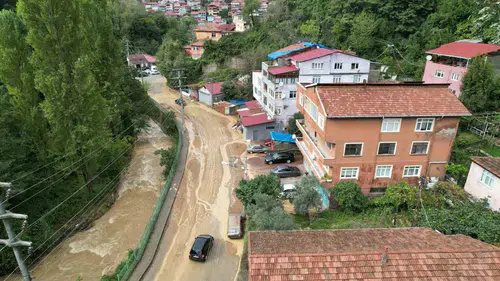 Zonguldak'ta heyelan: Yol kapandı, elektrik hattı koptu