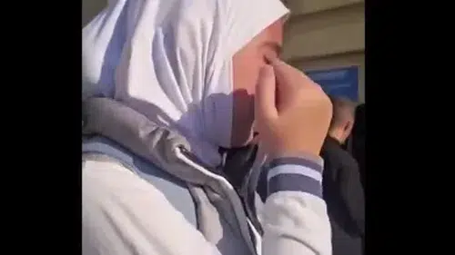 Azerbaycan'da başörtüsü krizi! Kız öğrencilerin okula alınmadığı görüntüler tartışma yarattı