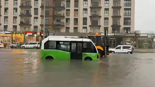 Arnavutköy'de sağanak nedeniyle Alibey Deresi taştı: Dolmuş mahsur kaldı