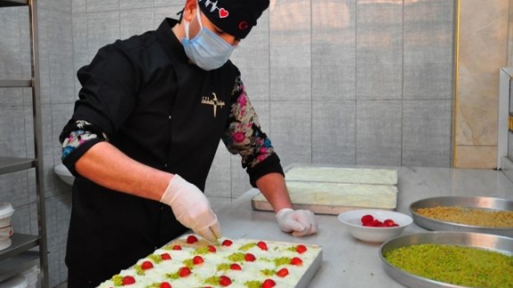 Güllaç ustalarının ramazanda yoğun mesaisi