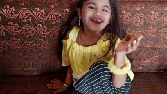 19 yaşında olmasına rağmen hastalığı sebebiyle küçük bir kız çocuğu gibi görünen Aboli Jarit,  görenleri şaşırtıyor