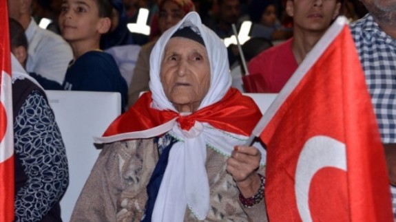 106 yaşında demokrasi nöbetine katıldı