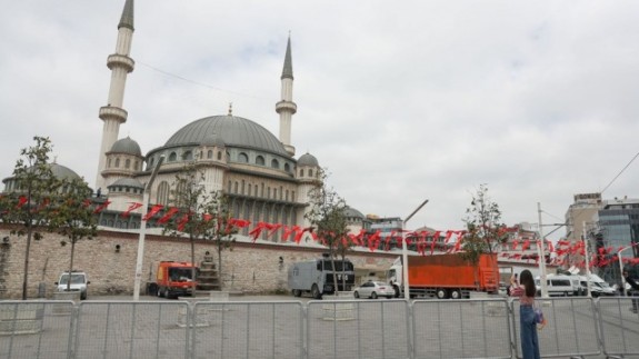 Taksim Camii ibadete açıldı