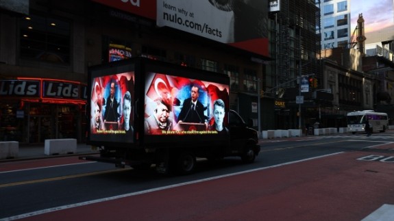 'Stop Erdogan' reklamına karşılık Times Meydanı'nda 15 Temmuz'u anlatan dijital ekranlı kamyonet