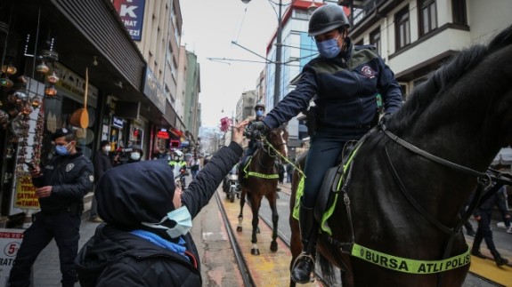 Atlı polis birlikleri kadınlara karanfil dağıttı