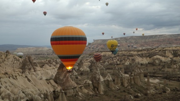 Turistler,  Kapadokya'yı gökyüzünden keşfediyor