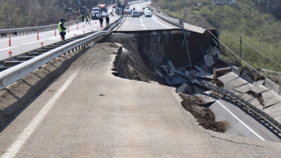 Düzce-Zonguldak yolunda çökme