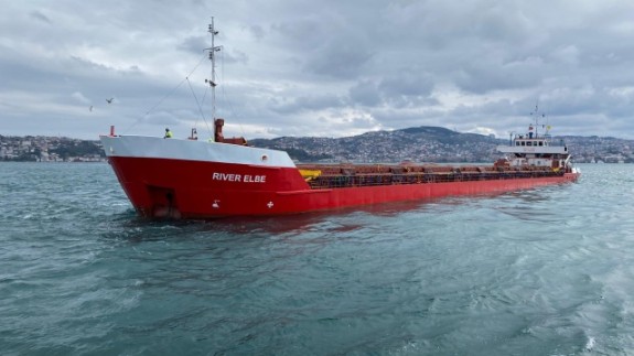 İstanbul Boğazı'nda yük gemisi makine arızası nedeniyle demirledi