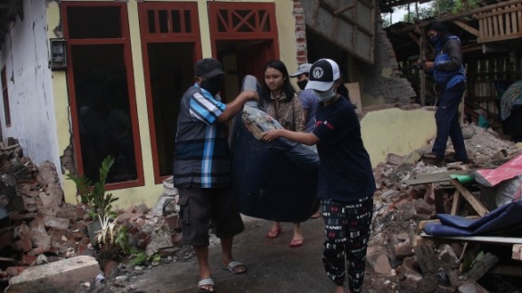 Endonezya'da 6 büyüklüğünde deprem meydana geldi