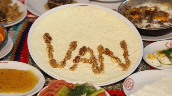 Sosyal medya "Dünya Kahvaltı Günü"nde Van kahvaltısı fotoğraflarıyla renklenecek